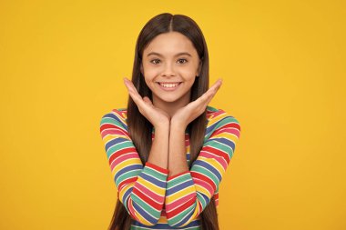 Mutlu yüz, pozitif ve gülümseyen genç kız duyguları. Küçük bir kız çocuğu. 12,13 yaşında, 14 yaşında. Tecrit edilmiş bir geçmişi var. Çocuk stüdyo resmi. Duygusal çocukların yüzü