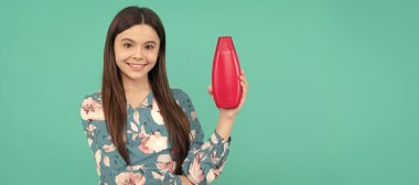 Saç kremi kullanan bir çocuk. Günlük alışkanlıklar ve kişisel bakım. Güzel cilt bakımı ve saç bakımı. Çocuk saçı bakımı afişi, fotokopi alanı olan poster başlığı