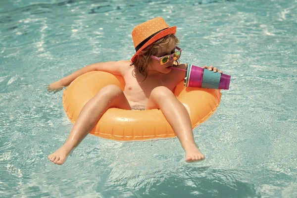 Lato Jest Zabawne Pływanie Dzieci Basenie Bawić Się Pływającym Pierścieniem — Zdjęcie stockowe