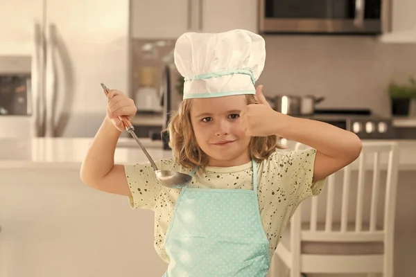 요리사 부엌에서 요리를 합니다 부엌에서 요리하는 귀여운 유니폼을 아이의 요리사가 — 스톡 사진
