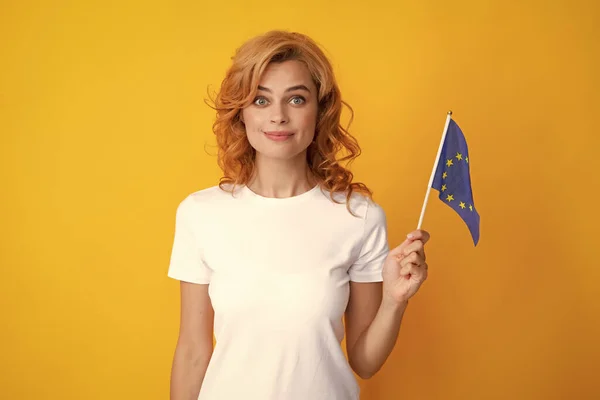 Πορτρέτο Θετικής Σπουδάστριας Σημαία Της Ευρωπαϊκής Ένωσης Απομονωμένο Κίτρινο Φόντο — Φωτογραφία Αρχείου