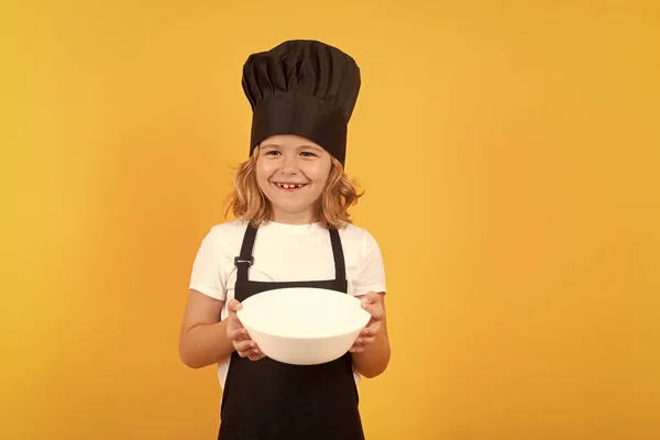 Criança Engraçada Cozinhar Com Prato Cozinha Cozinhar Crianças Rapaz Chefe — Fotografia de Stock