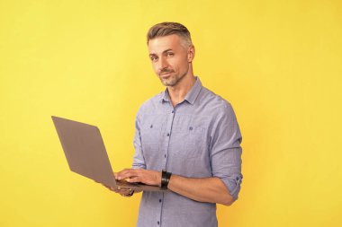 İş adamı blog yazmak için dizüstü bilgisayar kullanıyor. Sosyal ağ ve web günlüğü. İş bilgisayarı iletişimi. Modern teknoloji. İnternet erişimi. e-postayı kontrol et Serbest Çalışan Adam blogu çevrimiçi.