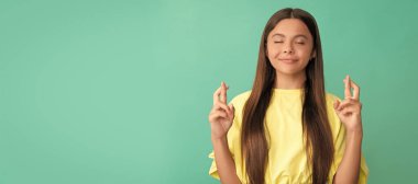 Şans diliyor. Gülümseyen çocuk şans diledi. Güzellik ve moda. Kadın manken. Çocuk yüzü, yatay poster, izole edilmiş genç kız portresi, fotokopi alanı olan pankart