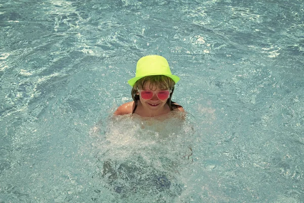 孩子们在游泳池里 为孩子们进行健康的户外运动 孩子们在海滩玩的很开心穿着帽子和粉色太阳镜的夏季时尚孩子 — 图库照片