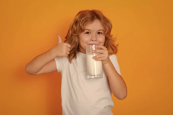 Stüdyo Arka Planında Bir Bardak Sütü Olan Çocuk Beyaz Tişörtlü — Stok fotoğraf