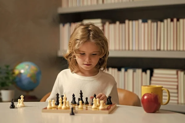 A criança da escola de xadrez pensa no jogo de xadrez conceito de educação  infantil crianças inteligentes e inteligentes da escola
