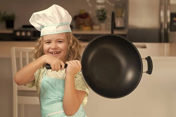 Bambino Chef Cuoco Sta Imparando Fare Una Torta Nella Cucina — Foto Stock