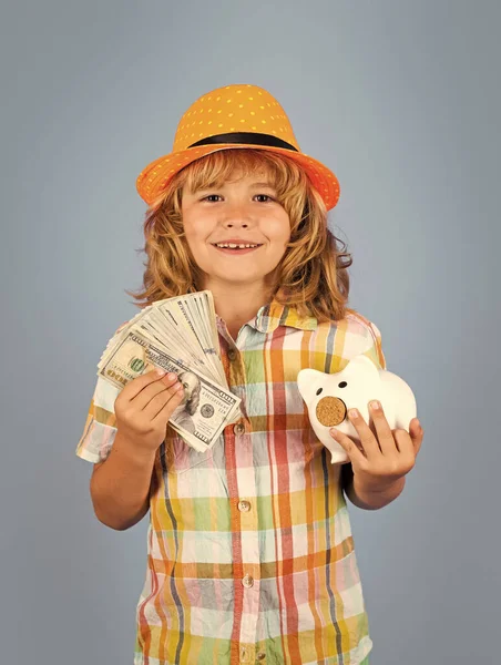 Мальчик Копит Деньги Копилке Мальчик Американскими Долларами Бизнес Сбережения Экономика — стоковое фото