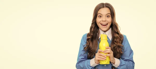 快乐的孩子拿着黄色的塑料瓶 喝着爽口的饮料 开心极了 孤立儿童脸 横幅头 复制空间的横向海报 — 图库照片