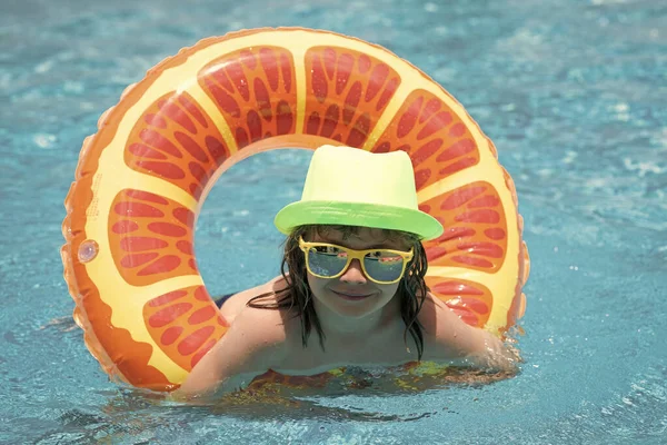 Летнее Веселье Ребенок Плавает Бассейне Играть Плавающим Кольцом Улыбающийся Милый — стоковое фото
