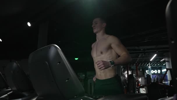 Homme Athlétique Courir Sur Tapis Roulant Dans Gymnase Remise Forme — Video