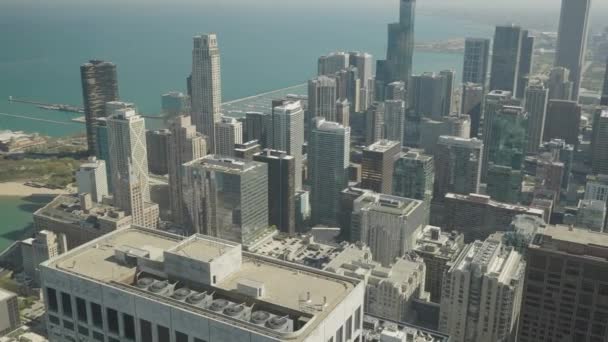 空中飞过美国芝加哥郊区的街道和城市 成为摩天大楼的景观 城市景观 无人机飞越了芝加哥的建筑 市中心的无人侦察机 摩天大楼城市景观 — 图库视频影像