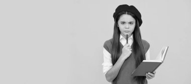 Fransız bereli ciddi liseli kız not defterine ya da defterine not alıyor, çalışıyor. Liseli kız öğrencinin yatay izole edilmiş posteri. Liseli kızların afiş başlığı fotokopi alanı