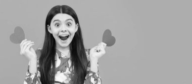 Vay canına. Anneler ya da babalar günü tatili. İnsan duygularını ifade etmek. Kalpli bir çocuk. Sevgi sembollü çocuk portresi, yatay poster. Kopyalama alanı olan başlık