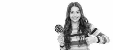 Renkli süveter giyen çocuk lolipopu tutuyor. Çubukta şeker. Karamelli şeker dükkanı. çocukluk. Genç diş bakımı. Tatlı düşkünü. Lezzetli. Mutlu kız lolipopu beyazın üzerinde izole halde tutuyor. Başparmağını kaldır. Lolipop çocuk..