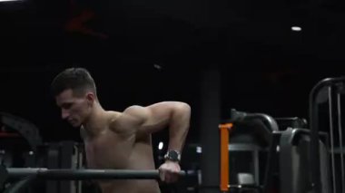 Sağlıklı spor aktiviteleri. Jimnastik. Enerjik bir yaşam tarzı. Sporcu, spor salonunda şınav çekiyor. Spor antrenmanı. Spor adamı şınav çekiyor. Sporcu yukarı itiyor. Vücutlu kaslı sporcu spor salonunda çalışıyor..