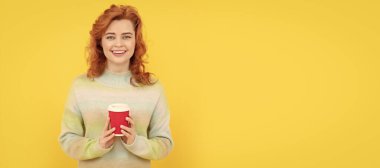 İzole edilmiş yüz portresi, fotokopi alanı olan pankart. Sıcak içeceğin tadını çıkarıyorum. Kadın bardağı tutar. Günaydın. Mutluluğu ifade et. pozitif duygular. Kahve fincanlı kadın.