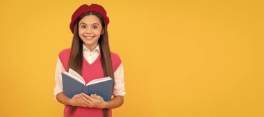 Çok heyecanlıyım. Bereliçocuk çalışmaya hazır. Gülümseyen çocuk kitabı okuyor. Genç bir öğrenci. Liseli kız öğrenci pankartı. Kopya alanı olan öğrenci portresi