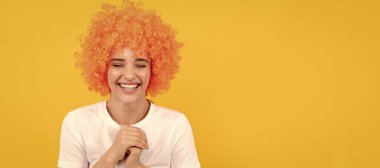 Keyfim yerinde. Mutlu bayan eğleniyor. Deliriyor. Şık bir parti havası. Peruklu ucube kadın. İzole edilmiş yüz portresi, kopyalama alanı olan pankart