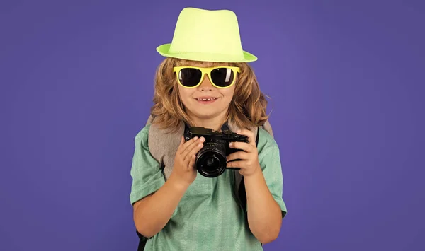 Podróżujący Dziecko Kamerą Plecakiem Izolowane Tle Studio Turystyczny Chłopiec Portret — Zdjęcie stockowe