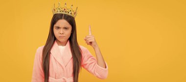 Şuna bir bak. Bencil çocuk diyabet takıyor. Rahat bir uyku elbisesi içindeki kraliçe çocuk. Çocuk kraliçe prenses taçlandırılmış yatay poster tasarımı. Başlık, kopyalama alanı