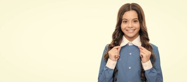 Uzun kıvırcık saçlı, beyaz tenli genç kızın mutlu yüzü. Çocuk yüzü, yatay poster, izole edilmiş genç kız portresi, fotokopi alanı olan pankart