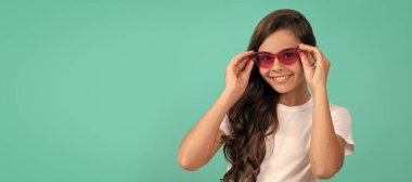 Şık bir parti havası. Kırmızı gözlüklü komik çocuk. Eğlenceli genç kız eğleniyor. Çocuk yüzü, yatay poster, izole edilmiş genç kız portresi, fotokopi alanı olan pankart