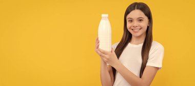 Mutlu çocuklar süt ürünleri bulundurur. Genç kız süt içecek. Sağlıklı bir yaşam tarzı. Ayrı çocuk yüzünün yatay posteri, afiş başlığı, kopyalama alanı