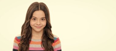 Kesinlikle bir kız. Beyaz tenli mutlu çocuk gülüşü. Güzel kızlar. Her gün güzel ol. Çocuk yüzü, yatay poster, izole edilmiş genç kız portresi, fotokopi alanı olan pankart