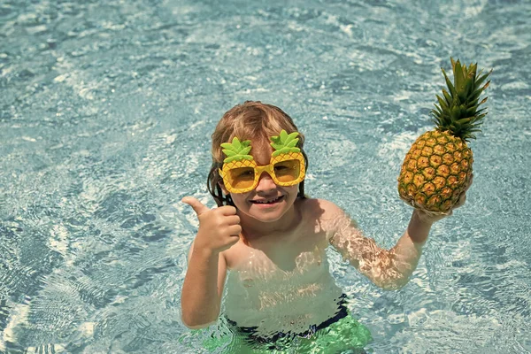 Zabawny Chłopczyk Relaksujący Się Basenie Bawiący Się Podczas Wakacji Tropikalnym — Zdjęcie stockowe