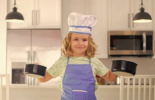 孩子厨师做饭 做饭的孩子 小男孩 戴着围裙和厨师帽 在厨房里准备健康的饭菜 烹调过程 — 图库照片