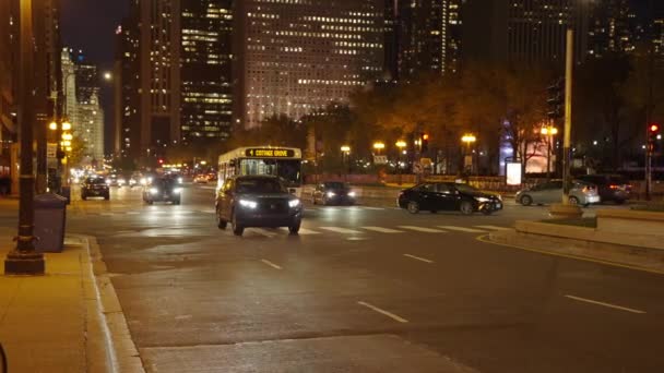シカゴ アメリカ 2023年5月16日 車や超高層ビルとの道路を持つシカゴ市の夜景 スローモーション — ストック動画