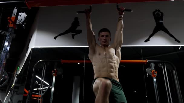Hemdloser Sportler Mit Muskulösem Oberkörper Fitnessstudio Muskulöse Sportler Machen Bauchmuskeltraining — Stockvideo