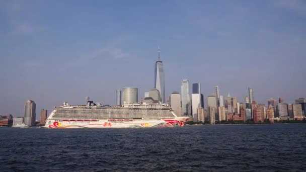Nowy Jork Usa Czerwca 2023 Statek Wycieczkowy Norwegian Joy Żeglarstwo — Wideo stockowe