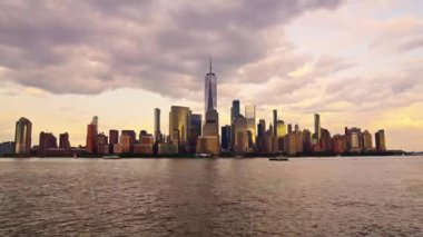 New York Manhattan Cityscape New York. New York Manhattan 'da hava karardığında zaman turu başlar. New York 'un Aşağı Manhattan Finansal Bölgesi Hudson Nehri' nde Timelapse Sunset. New York 'tan sevgilerle..