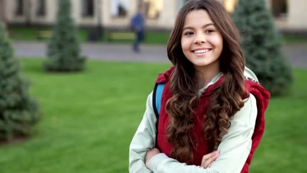 Skolen Teenager Pige Udenfor Kopiere Plads Skole Teenager Pige Med – Stock-video