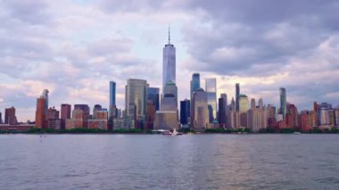 New York Manhattan Cityscape New York. New York Manhattan 'da hava karardığında zaman turu başlar. New York 'un Aşağı Manhattan Finansal Bölgesi Hudson Nehri' nde Timelapse Sunset. New York 'tan sevgilerle..