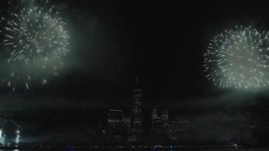 New York Manhattan havai fişekleri arifesinde. New York Havai fişekleri Manhattan üzerinde. 4 Temmuz Havai fişekleri. Flashing Fireworks ile New York City Skyline Manhattan. Bağımsızlık Günü