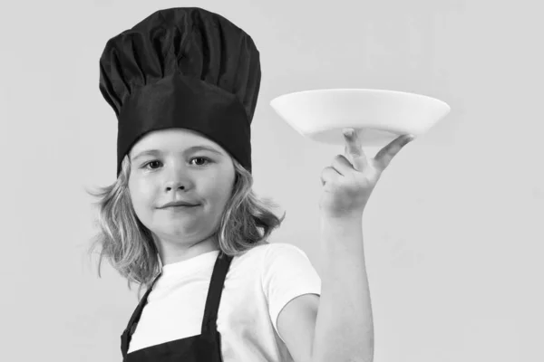 접시를 가지고 요리하는 재밌는아이 어린이 요리사 요리용 유니폼을 요리용 모자를 — 스톡 사진