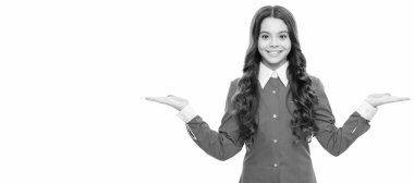 Kopyalama alanında ürün sunumu. Kıvırcık saçlı neşeli çocuk. Güzellik ve moda. Çocuk yüzü, yatay poster, izole edilmiş genç kız portresi, fotokopi alanı olan pankart