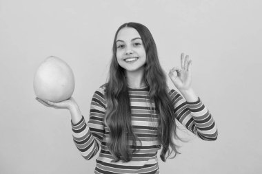 Komik kız çocuğu büyük turunçgil meyvesi ya da vitamin dolu, sağlıklı çocuklar yer.