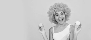 Kurabiye. Mutlu çocukluk. Doğum günü partisi. Palyaço peruklu komik çocuk Fransız makaronu tutuyor. Çocuk mayosu giyiyor. Genç diş bakımı. Tatlı fırınındaki sürpriz kız. Yaz eğlencesi. Lezzetli. Eğleniyorum..