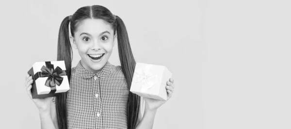 Überrascht Kind Mädchen Halten Geschenk Box Zum Geburtstag Überraschung Mädchen — Stockfoto