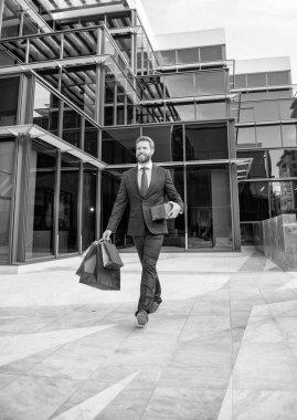 Yakışıklı adam romantik bir randevu için hazırlan. Mutlu iş adamı dışarıda iş ödülüyle dolaşıyor. Selamlama vesilesi. Yönetici şirket hediyesini tutuyor. Kadınlar günü için hediye. Başarılı CEO hediye paketleri