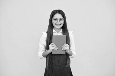 Genç kız öğrenci kitapları, not defterleri, sarı arka planda izole edilmiş, kopyalama alanı. Okula dönüş, gençlik yaşam tarzı, eğitim ve bilgi. Mutlu kız yüzü, pozitif ve gülümseyen duygular