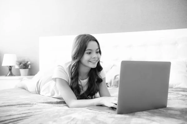 Дівчинка Підліток Лежить Ліжку Ноутбука Спілкується Друзями Ноутбуці Дівчина Підліток — стокове фото