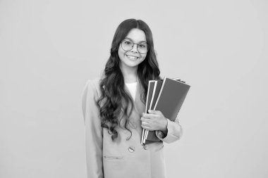 Kitaplarla izole edilmiş stüdyo geçmişi olan liseli kız.