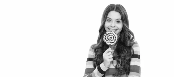 健康的童年青少年牙科保健 好吃的 快乐的女孩把棒棒糖与白色隔离在一起 棒棒糖小孩穿着彩色毛衣的孩子拿着棒棒糖 糖果糖加木棍 焦糖糖店 — 图库照片