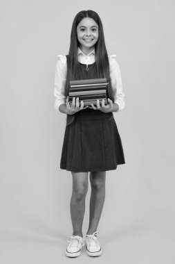 Kitaplarla izole edilmiş stüdyo geçmişi olan liseli kız.